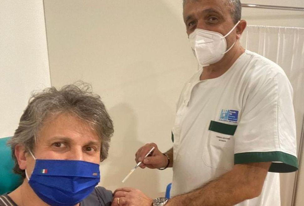 Terza dose di vaccino per il sindaco Angori «Atto di responsabilità»