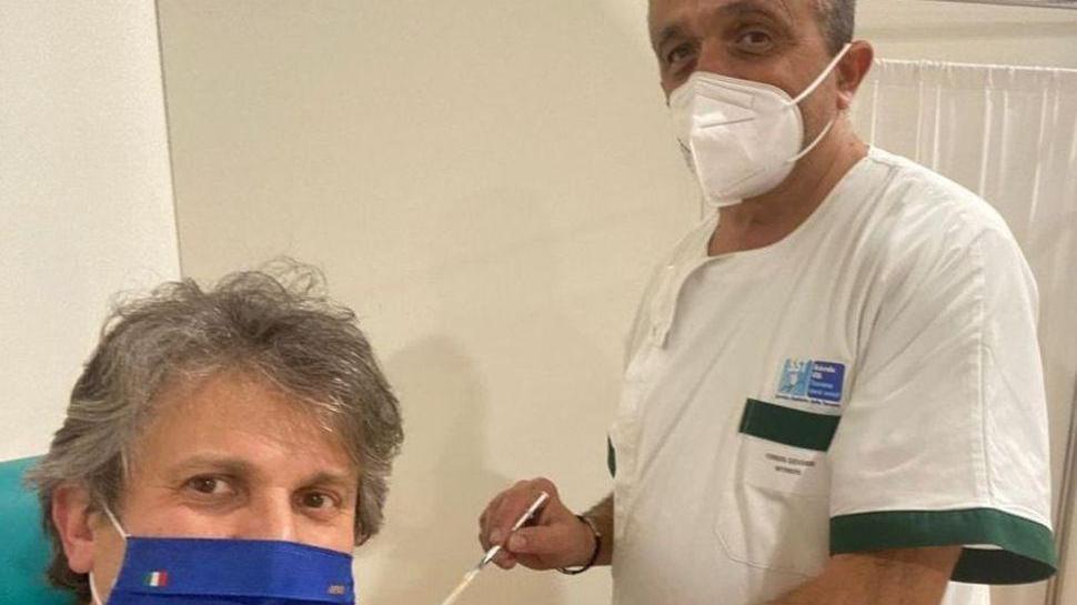 Terza dose di vaccino per il sindaco Angori «Atto di responsabilità»