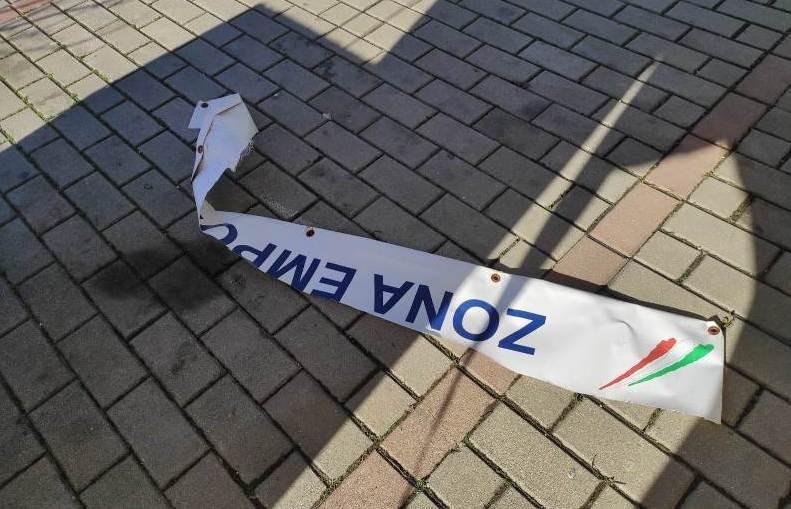 Vandali danneggiano il “drive through” di via San Mamante 