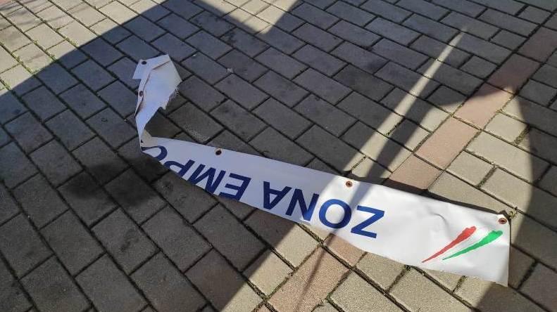 Vandali danneggiano il “drive through” di via San Mamante