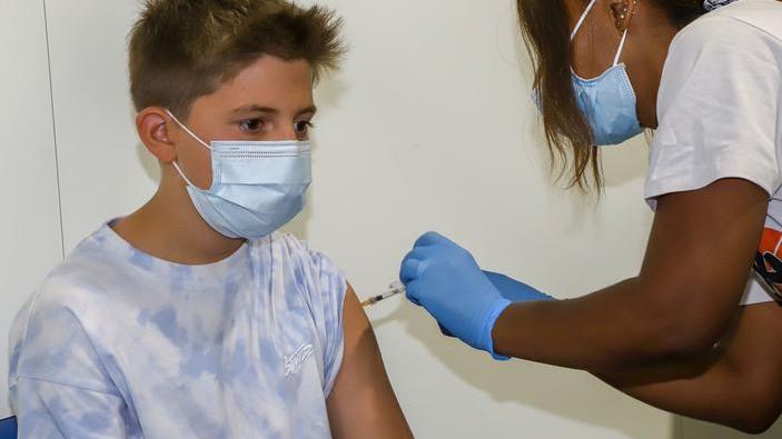 Inizia oggi la programmazione per le terze dosi agli under 16