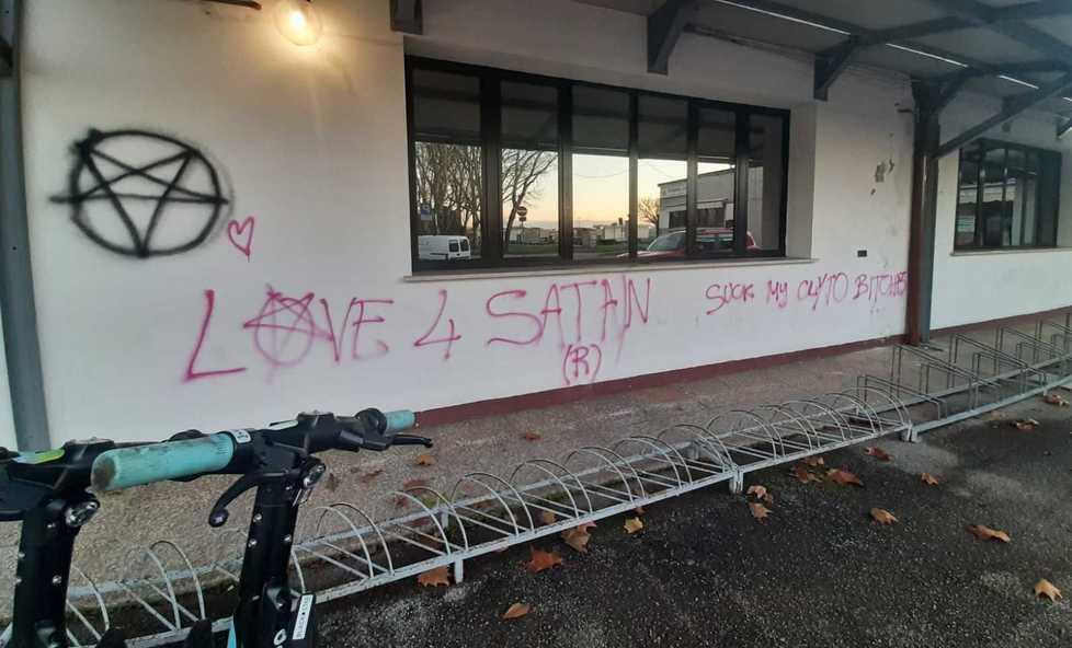 Vandali al Centro Rivana «Una spesa oltre le tante E chiuderemo i battenti» 