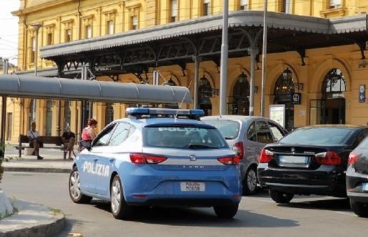 Ubriaco di notte prende a sassate l’hotel “La Pace” 
