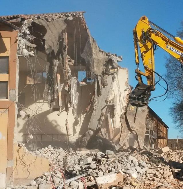 Demolizone iniziata alle scuole Cappuccini 