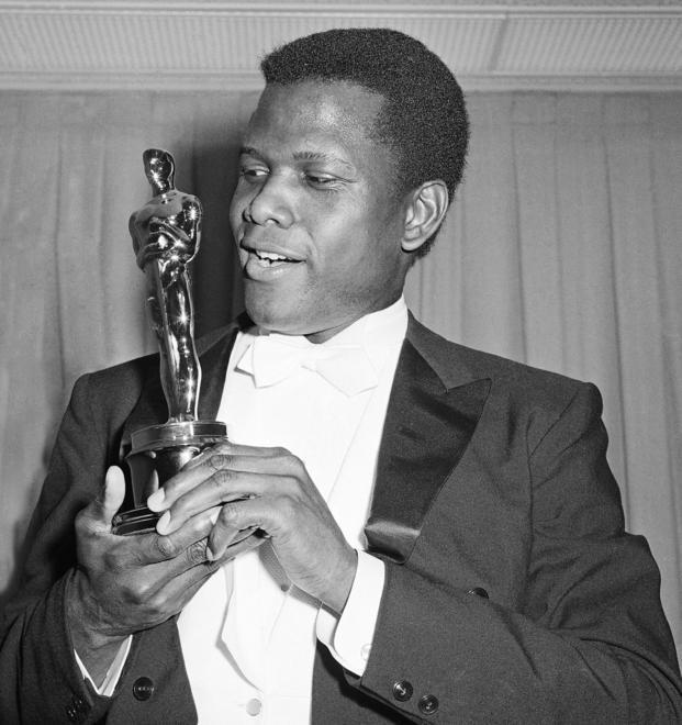 Addio a Sidney Poitier, il gigante raffinato Suo il primo Oscar a un attore di colore 