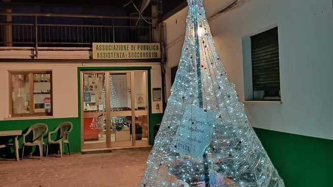 Un albero “addobbato” con guanti e mascherine