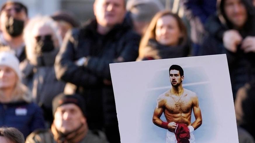 Djokovic ringrazia i tifosi e i “colleghi” lo difendono