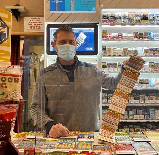 Formigine. Dopo la lotteria, tutti in fila da Roberto «Il Gratta e Vinci sceglilo con le tue mani» 