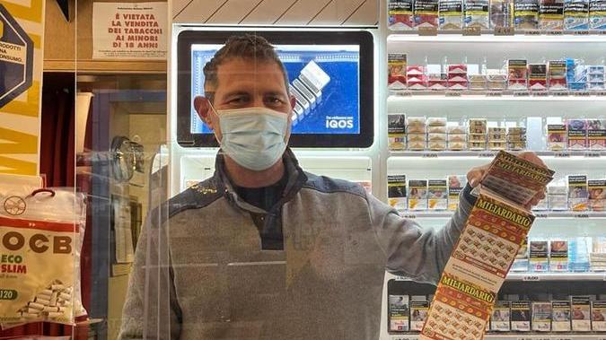 Formigine. Dopo la lotteria, tutti in fila da Roberto «Il Gratta e Vinci sceglilo con le tue mani»