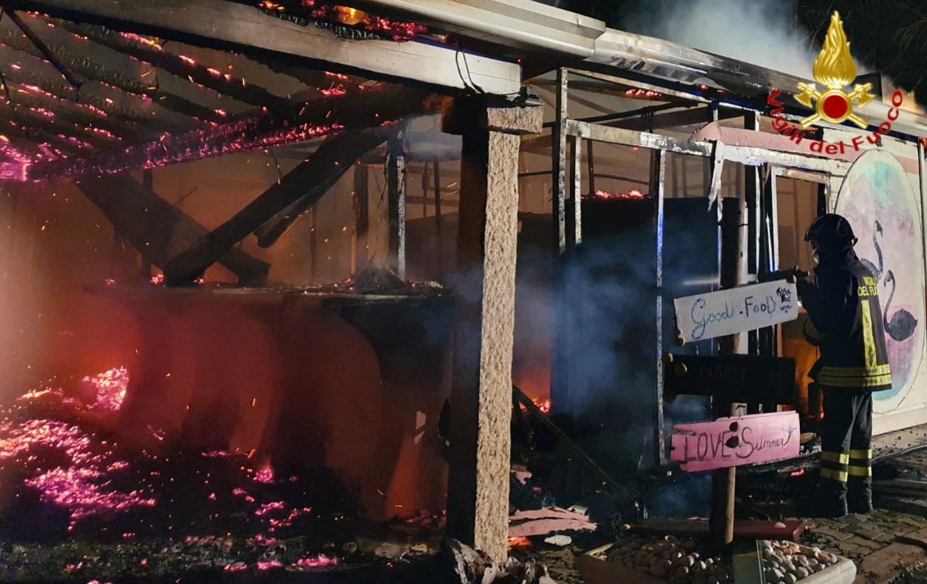Lotzorai, distrutto dalle fiamme un chiosco bar nel litorale