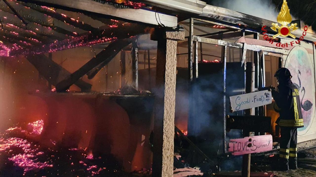 Lotzorai, distrutto dalle fiamme un chiosco bar nel litorale