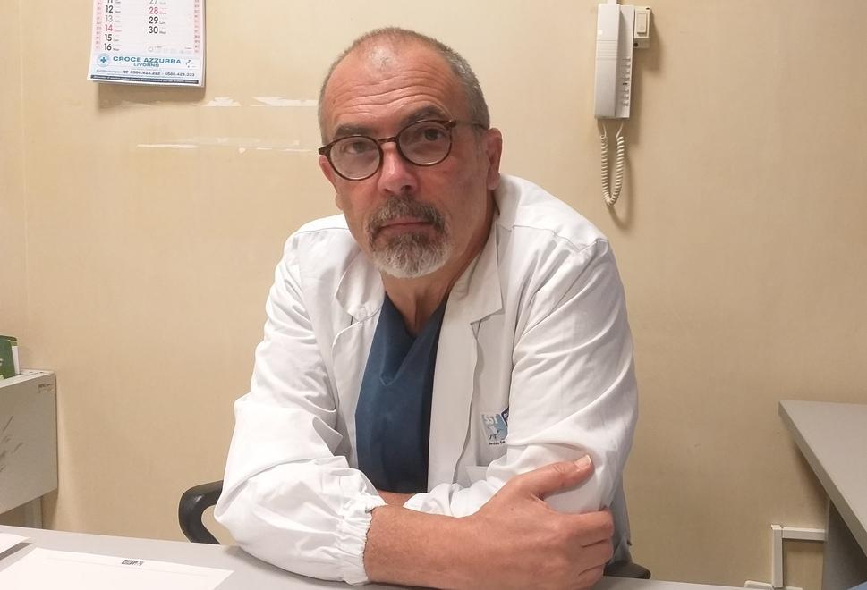 Il primario di Malattie Infettive Spartaco Sani nel suo ufficio al 9° padiglione