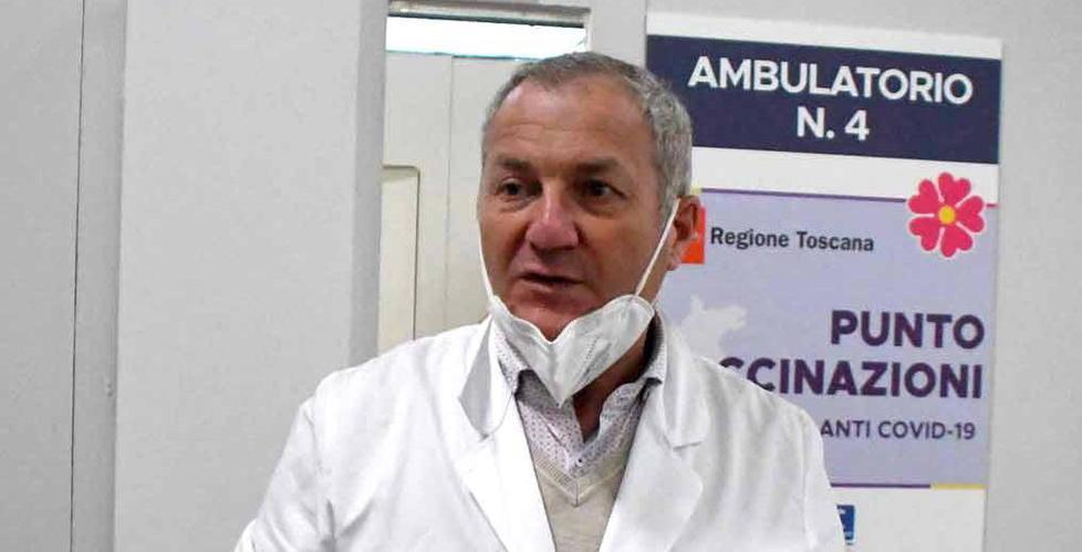 Il dottor Pietro Bianchi all’hub vaccinale di Marina di Carrara