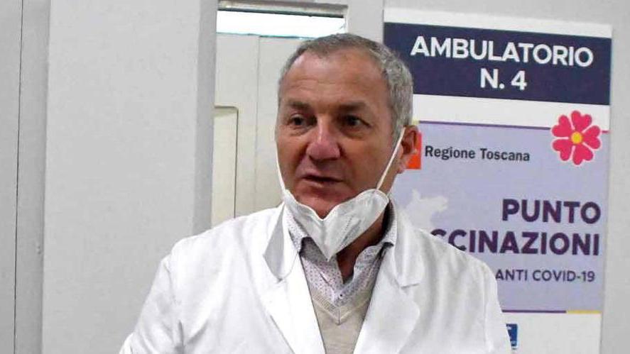 Il dottor Pietro Bianchi all’hub vaccinale di Marina di Carrara