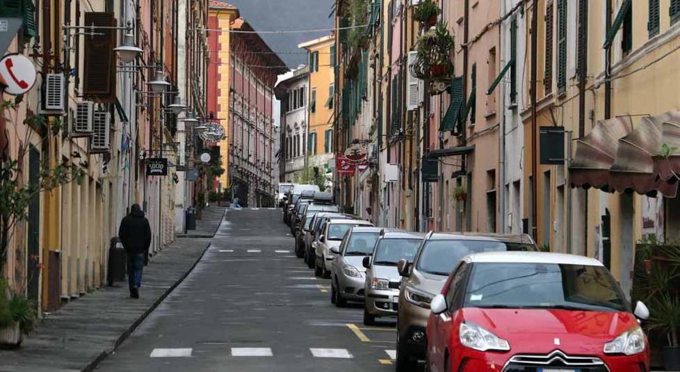 Insulti, calci alla auto e salti sopra i cofani: notte da urlo nelle vie del centro storico di Massa