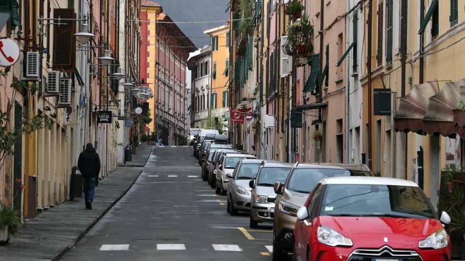 Insulti, calci alla auto e salti sopra i cofani: notte da urlo nelle vie del centro storico di Massa