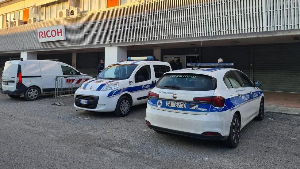 Ferrara, capannone sgombrato e chiuso: addio alla chiesa evangelica 