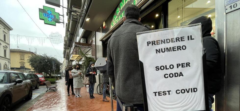 Reggio Emilia, appello dell'Ausl: «Non andate nelle farmacie per chiudere isolamenti e quarantene» 