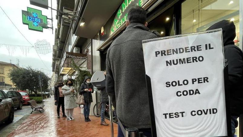 Reggio Emilia, appello dell'Ausl: «Non andate nelle farmacie per chiudere isolamenti e quarantene»