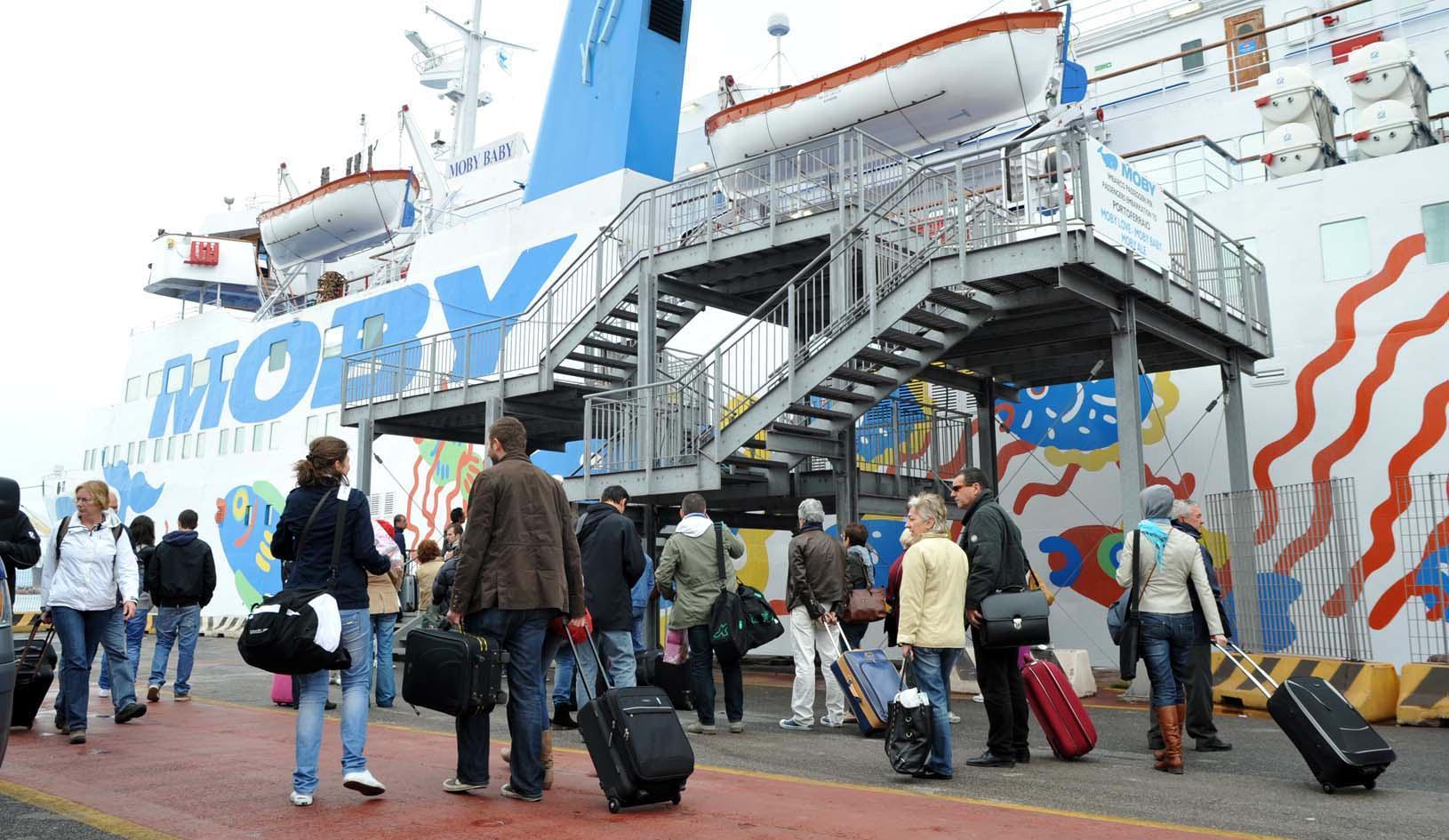Passeggeri si imbarcano su un traghetto per l'isola d'Elba
