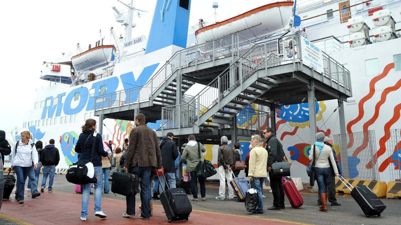 Passeggeri si imbarcano su un traghetto per l'isola d'Elba