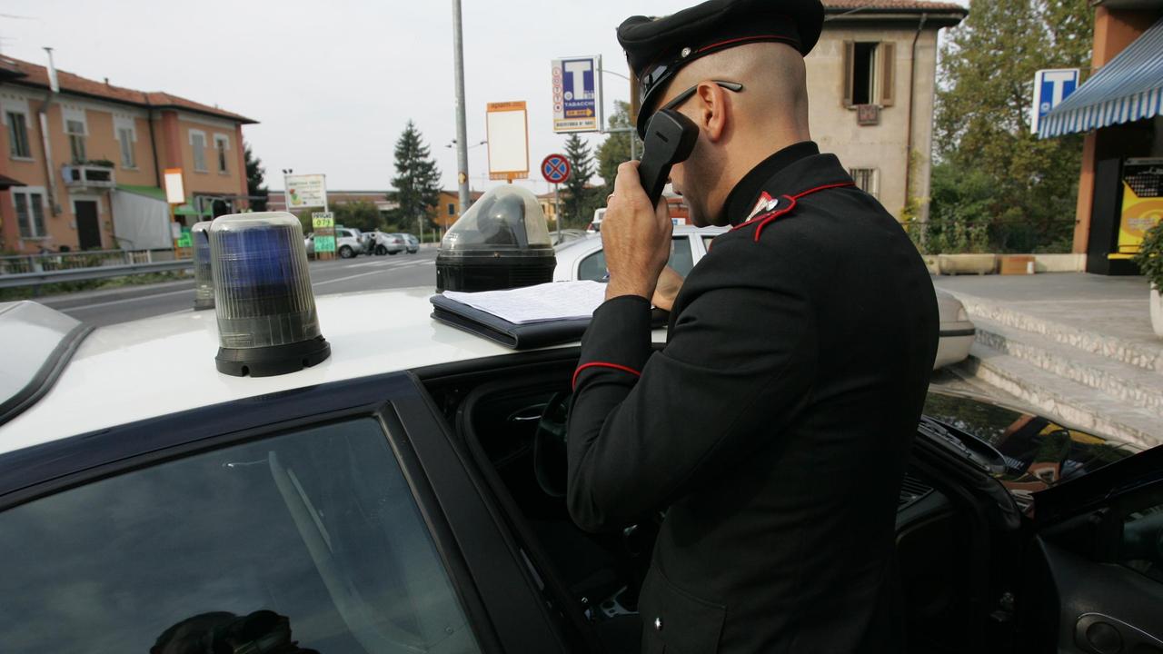 Aggredito al bar e inseguito col coltello
