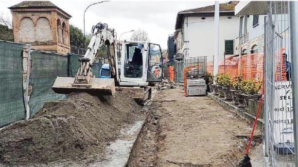 Via Volterrana torna cantiere per i lavori sul marciapiede