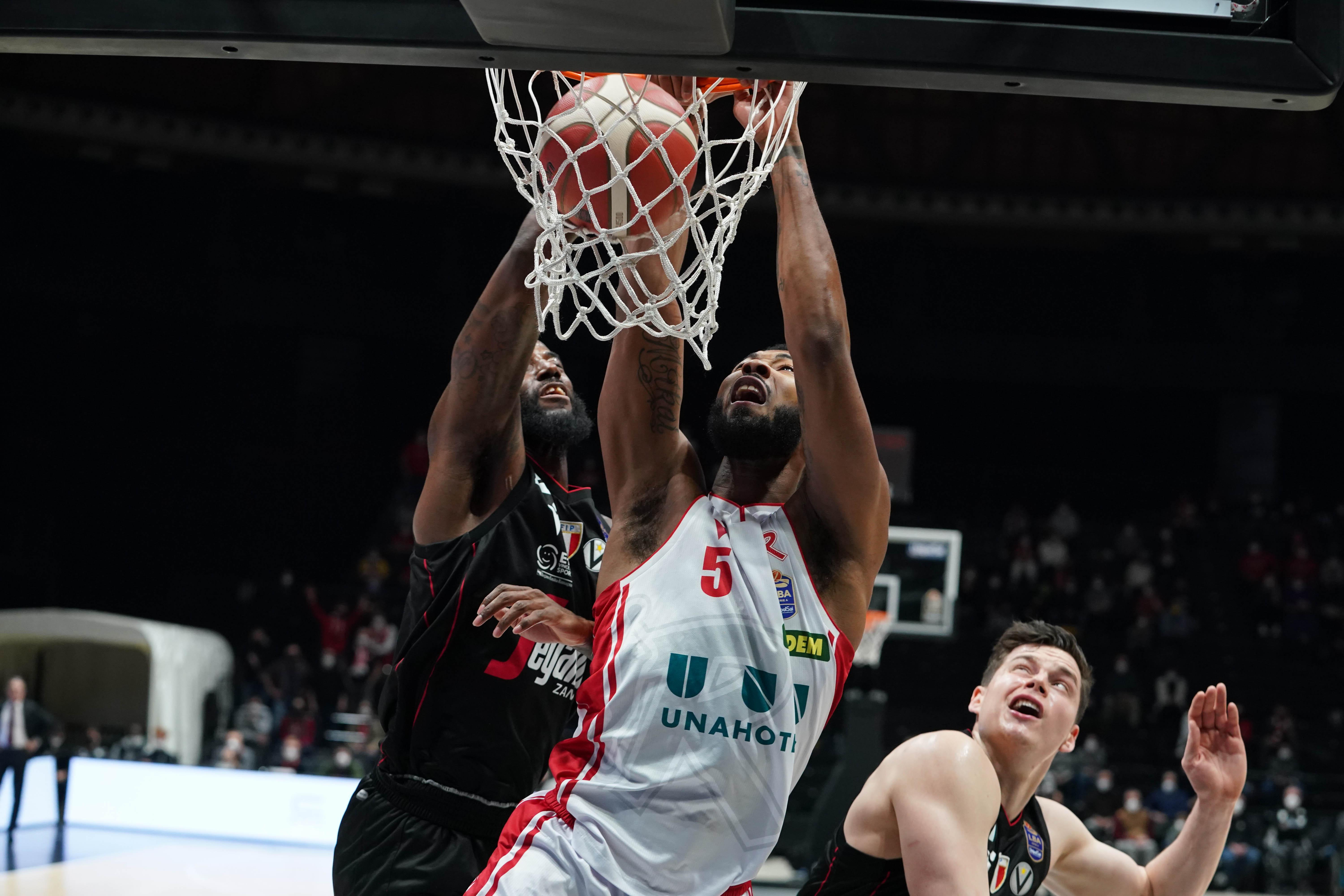 Mikael Hopkins è andato in doppia doppia nel derby con la Virtus