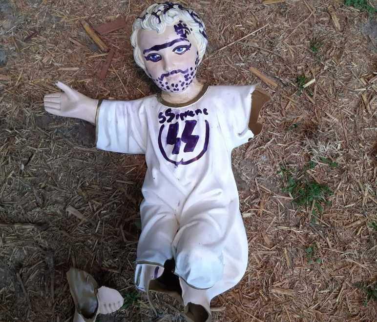 Vandali rubano il Gesù Bambino dal presepe in rocca e lo deturpano 