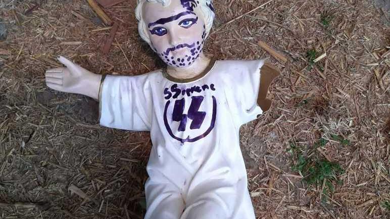 Vandali rubano il Gesù Bambino dal presepe in rocca e lo deturpano