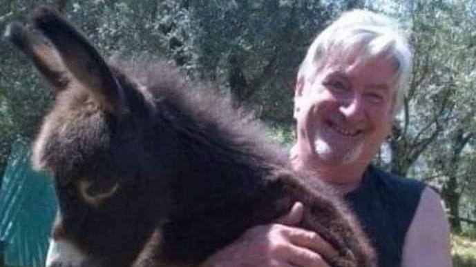 Colto da un malore in auto, muore a 73 anni