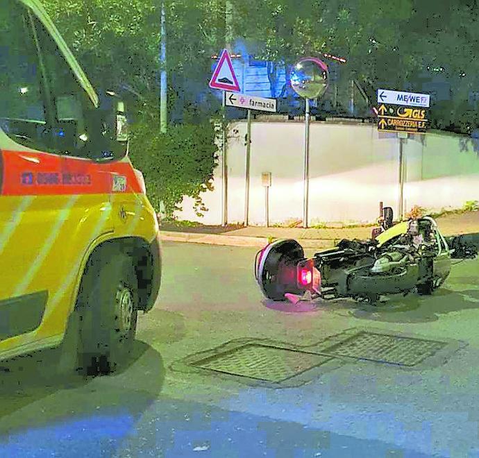 Ferito a 55 anni in moto