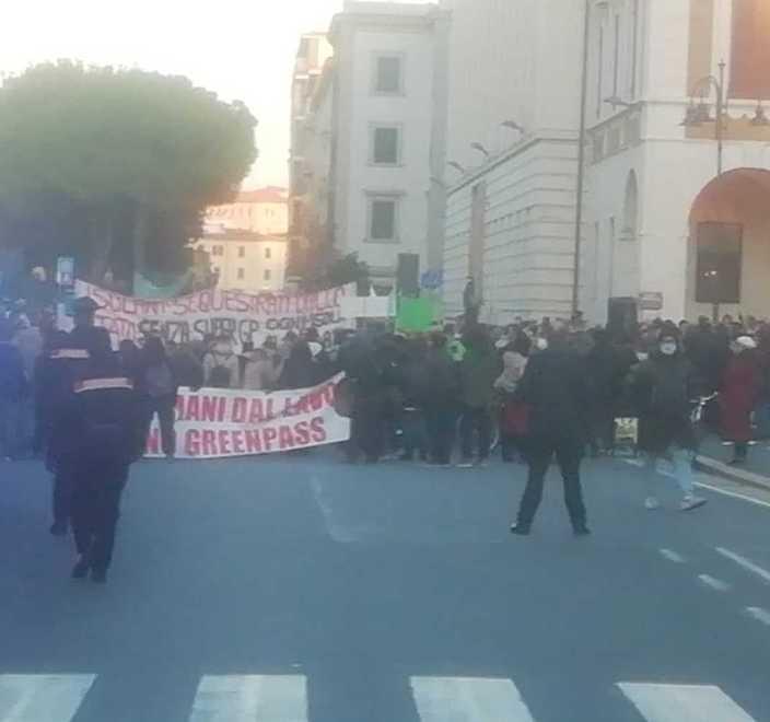 In 500 bloccano il centro della città «No al Super green pass sulle navi»