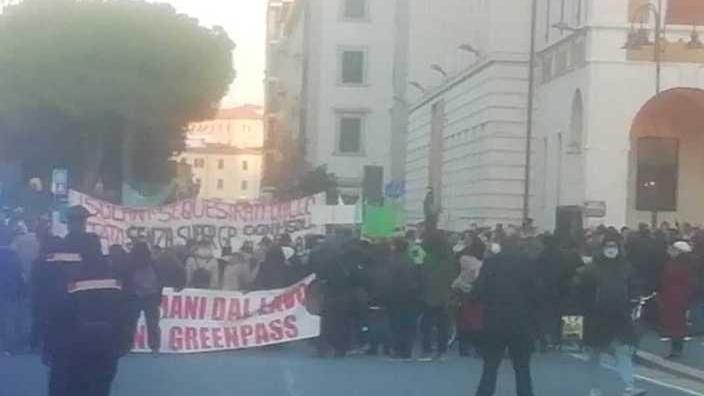 In 500 bloccano il centro della città «No al Super green pass sulle navi»