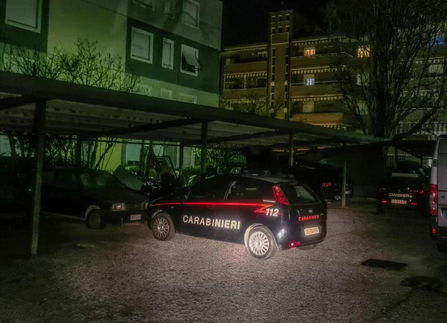 Uccide la moglie a coltellate 
