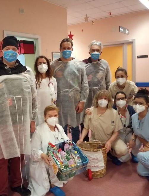 La Befana dei forestali porta i regali ai bimbi nei reparti di pediatria