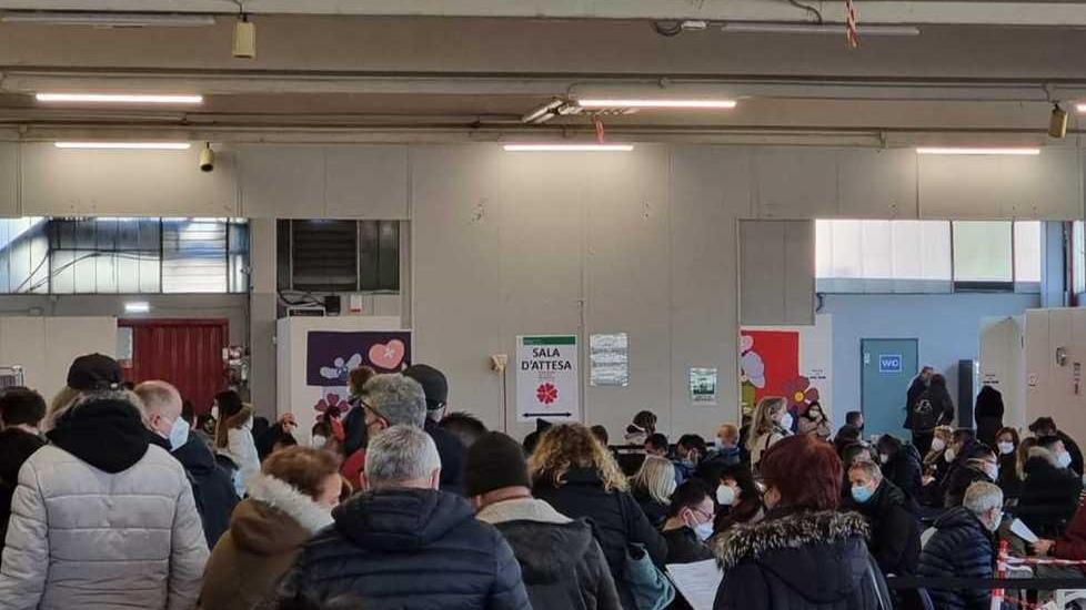 Fila alle fiere di Scandiano «Situazione surreale Tre ore per una puntura»