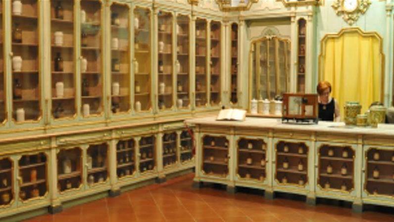 Settecento anni in farmacia Estensi, cardinali e medicinali clandestini