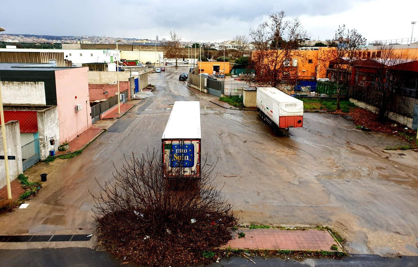 Sassari, camionista rapinato: «Mi hanno aggredito mentre dormivo» 