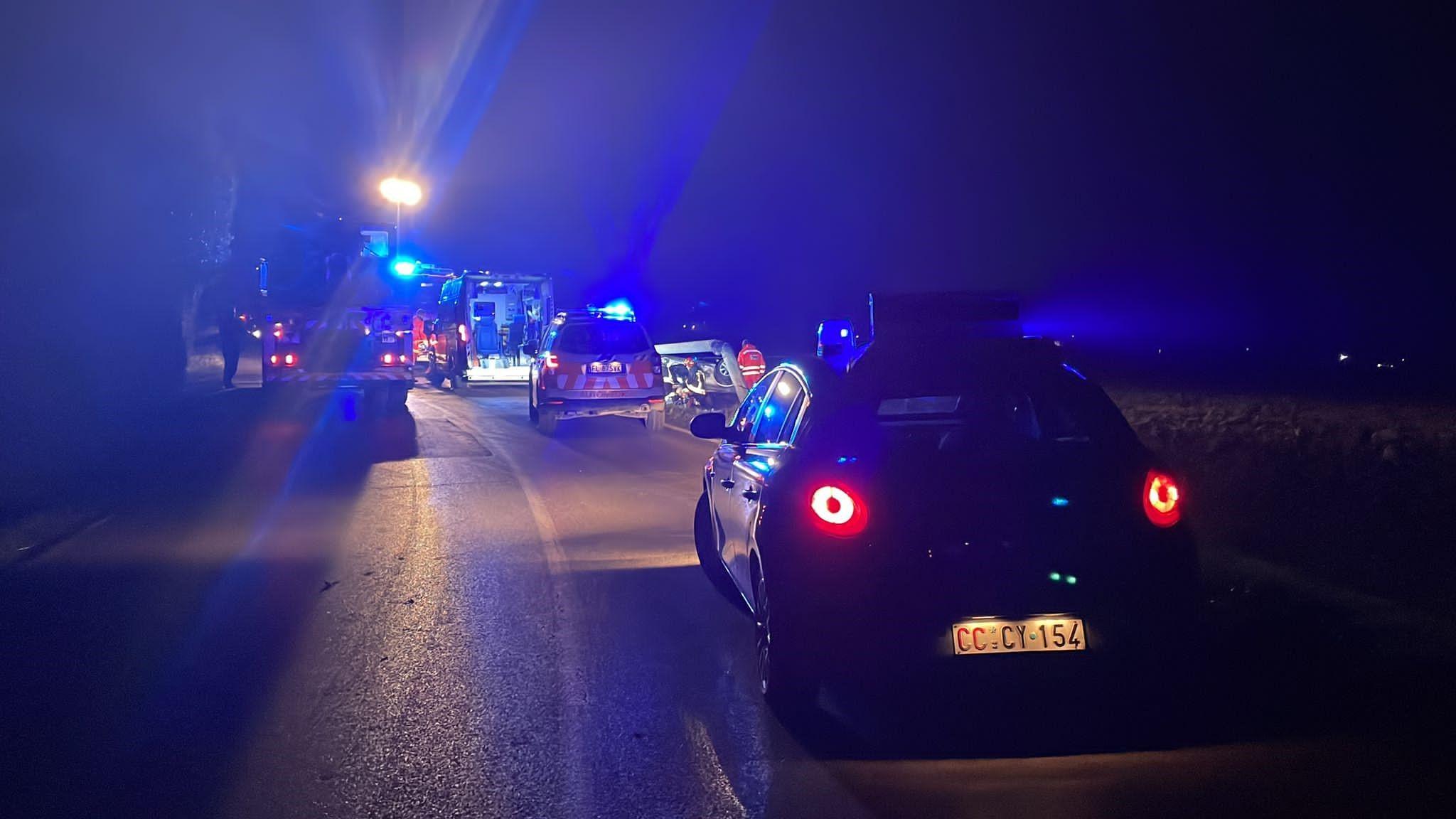 Fuori strada finisce contro il palo, interviene l’elisoccorso: è grave 