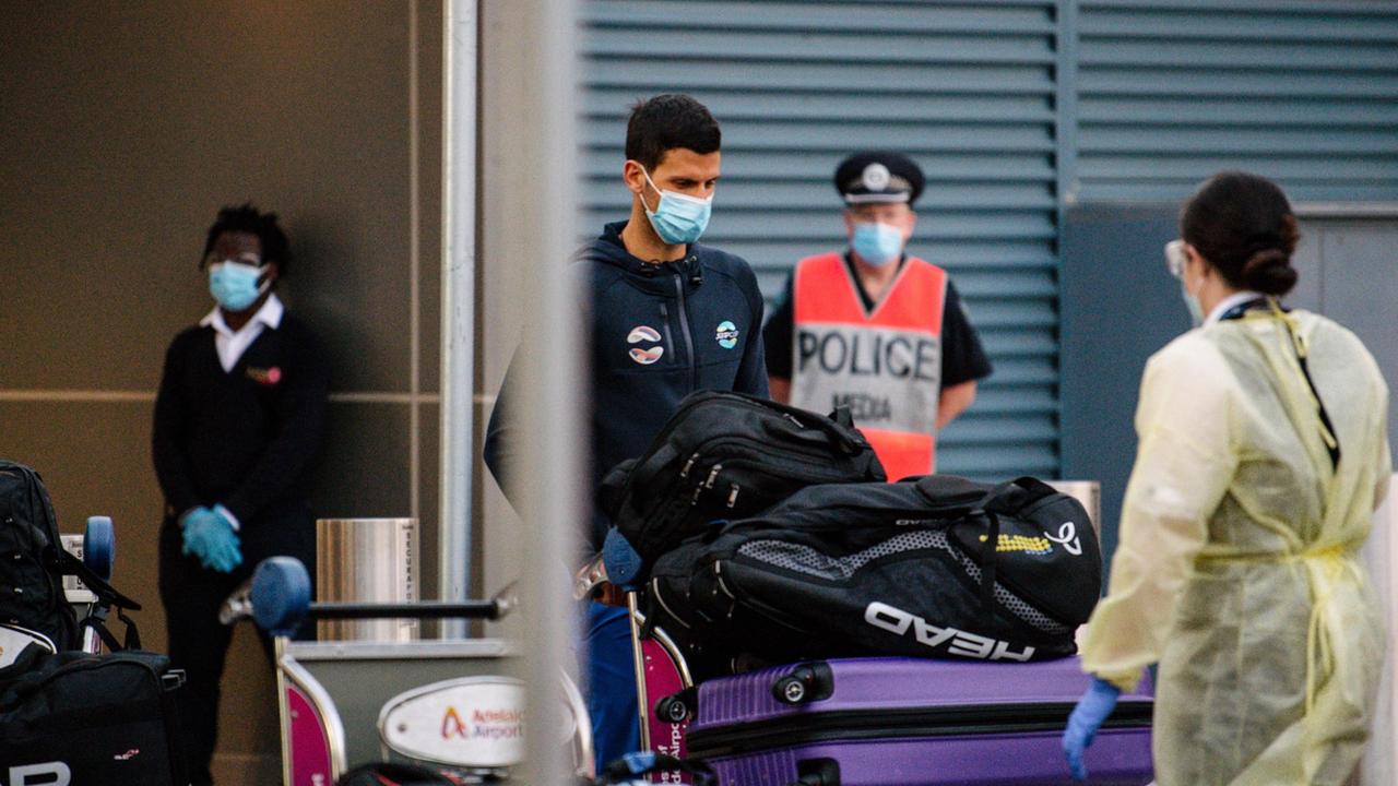 Novak Djokovic al suo arrivo all'aeroporto di Melbourne