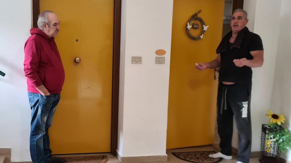 I vicini di casa della coppia: a sinistra il dipendente comunale Massimo Stoppa e a destra Enrico