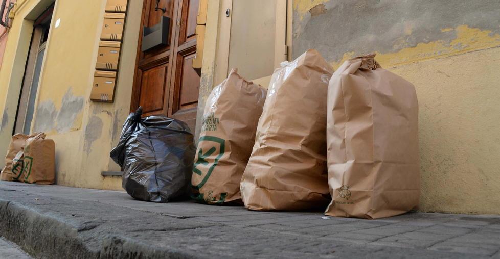 Sacchetti della raccolta porta a porta a Vada