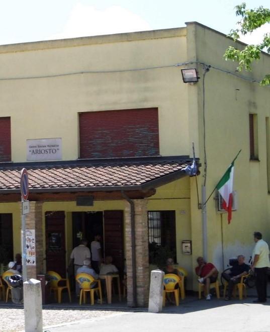 Il bar del paese di Stellata rimane aperto e rilancia: «Ma serve l’aiuto di tutti» 