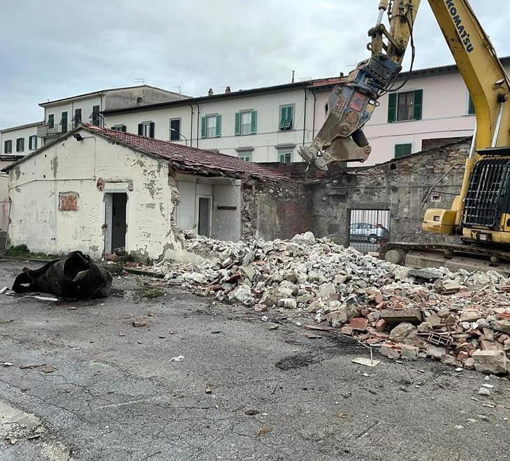 Alcune fasi delle operazioni di demolizioni degli edifici lungo via Battisti
