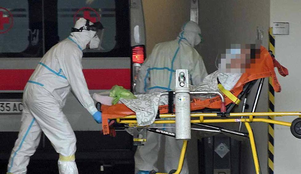 Un paziente Covid accompagnato in ospedale durante la prima ondata epidemica