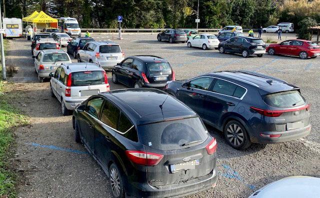 Auto in fila al drive through di San Martino per i tamponi Covid