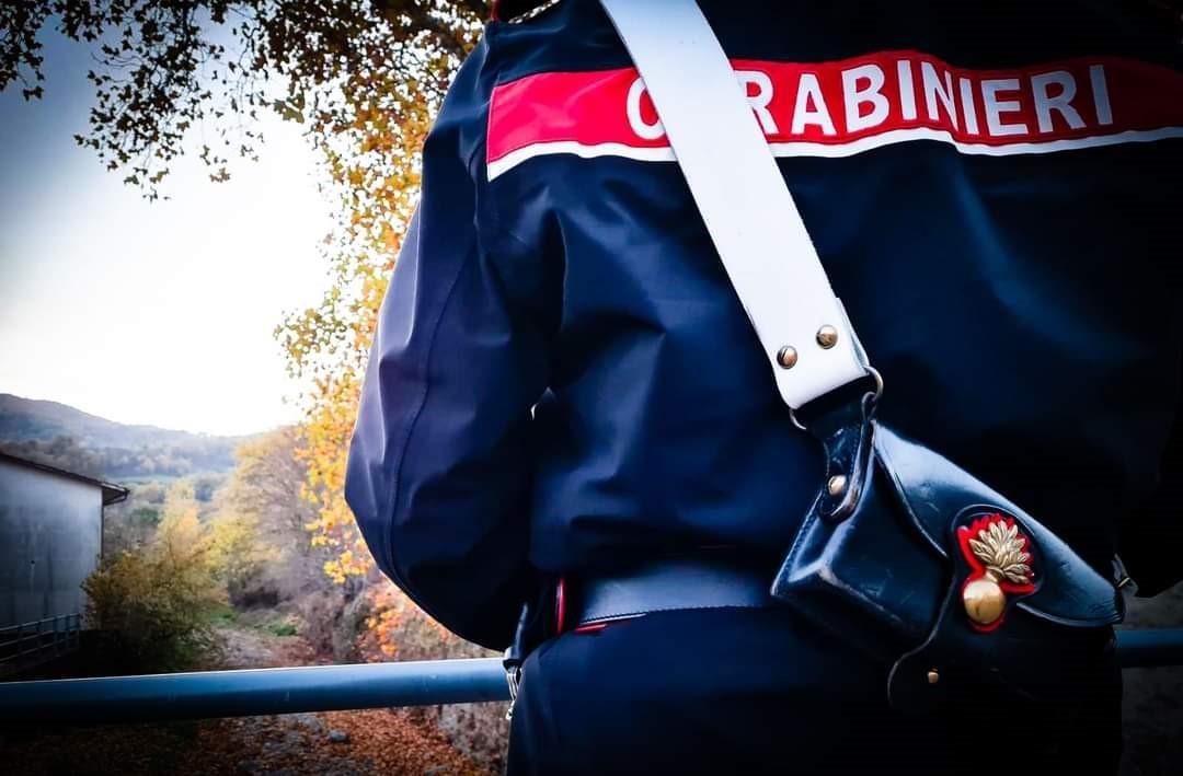 Picchia la moglie e la sbatte fuori col figlio al gelo, poi aggredisce i carabinieri