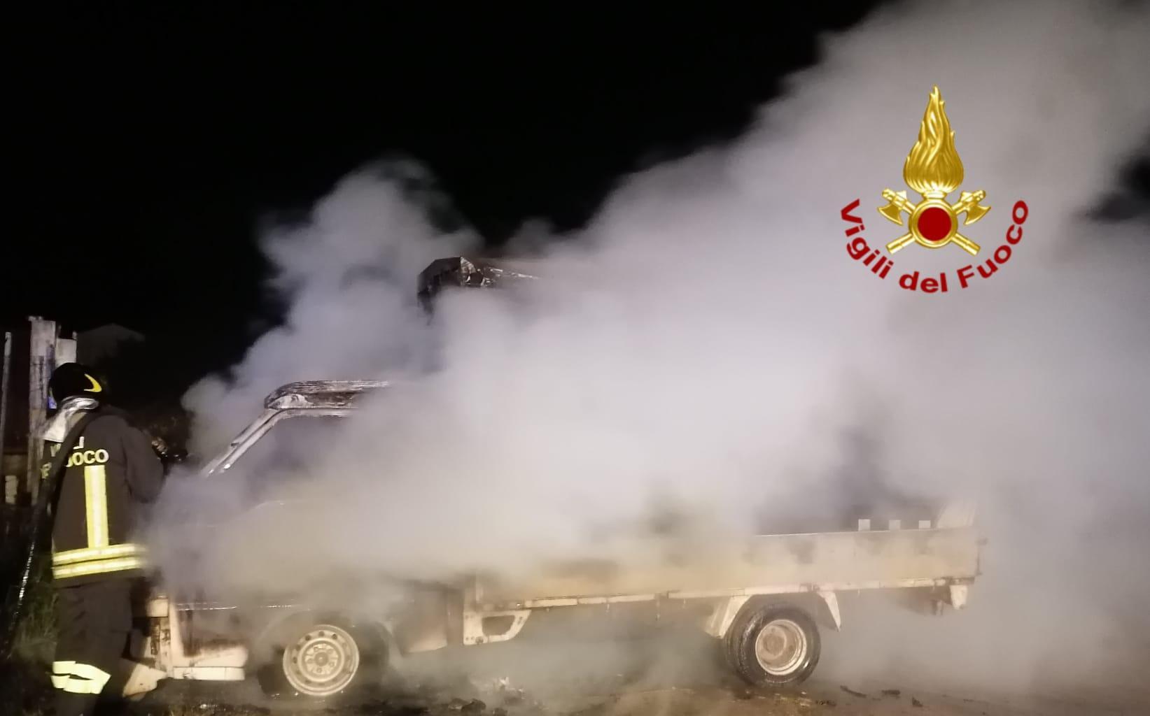 Quartu, due autocarri distrutti dal fuoco