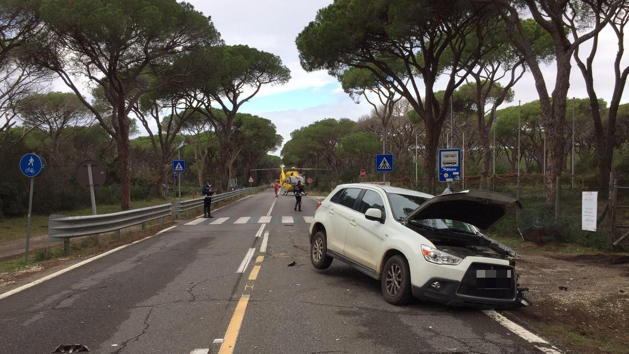 Una delle auto coinvolte nell'incidente e, sullo sfondo, l'elicottero di soccorso Pegaso (foto Agenzia Bf)